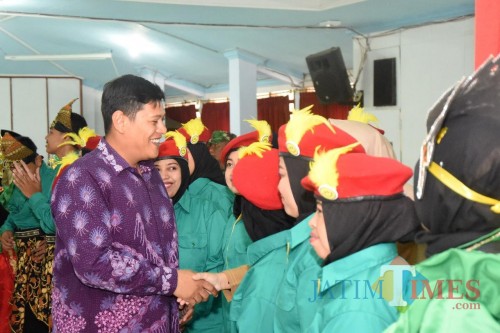 Walikota Kediri Abdullah Abu Bakar saat melepas para kontingen Kadarkum. (eko Arif s /JatimTimes)