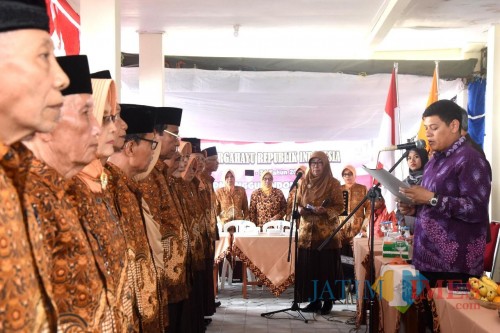 Walikota Kediri Abdullah Abu Bakar saat mengukuhkan para pengurus baru PWRI. (eko Arif s /JatimTimes)
