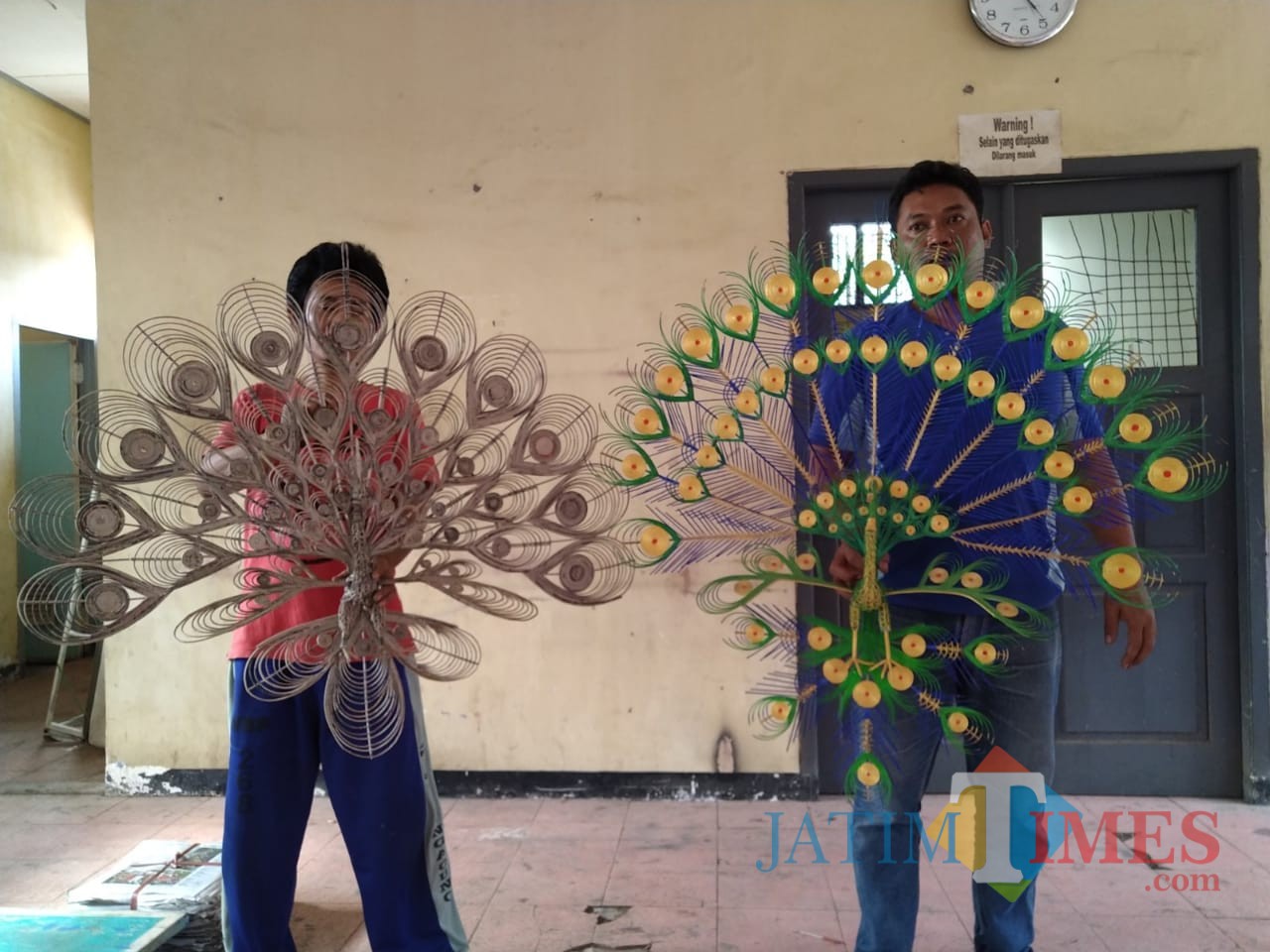 Warga Binaan Lapas Tulungagung Sulap Koran Bekas Jadi Burung Merak