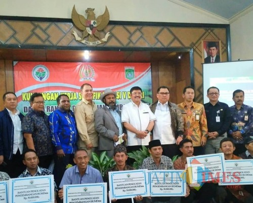 Sekda Kabupaten Malang Didik Budi Muljono
(tiga dari kanan) saat di acara pengembangan BUMDesa di Pujon. (for MalangTIMES)