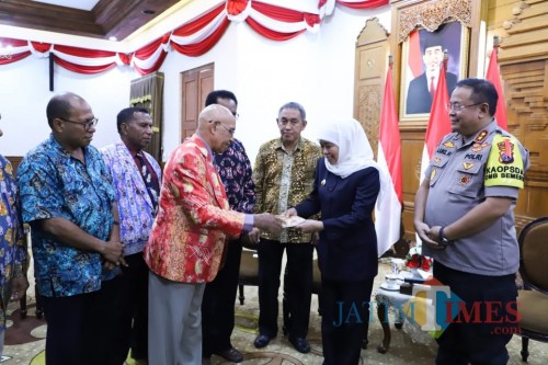 Gubernur Khofifah Indar Parawansa menerima Noken dari sejumlah Pendeta asal Jayapura, Manokwari, Sorong, dan Pegunungan Arfak, Senin (26/8)