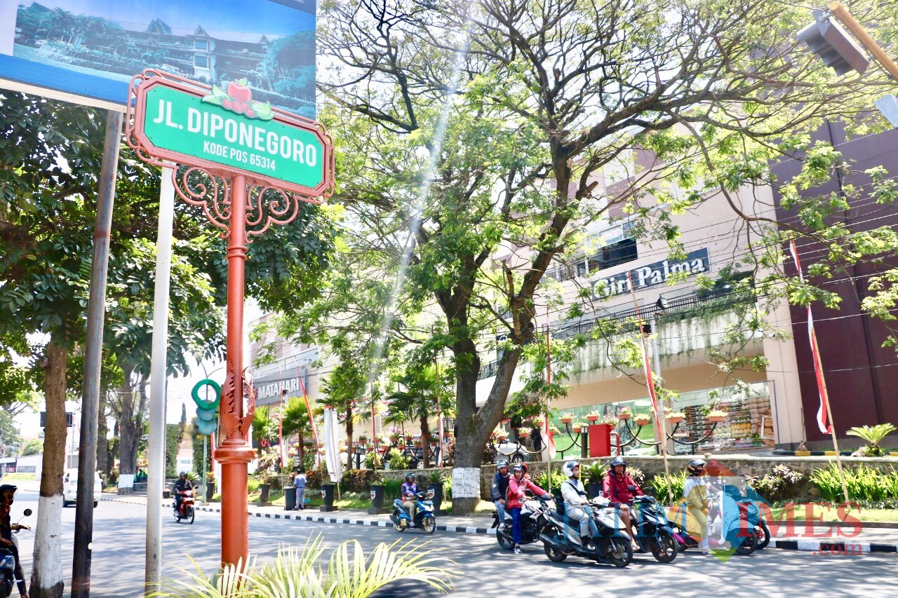 Papan nama di Jalan Diponegoro, Kecamatan Batu, Kota Batu.