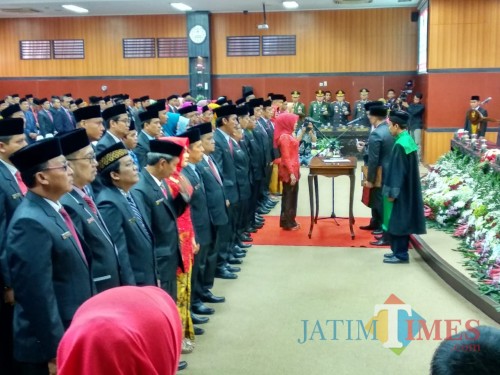 Pengambilan sumpah dan janji anggota DPRD Kabupaten Blitar periode 2019-2024.(Foto : Malik Naharul/BlitarTIMES)