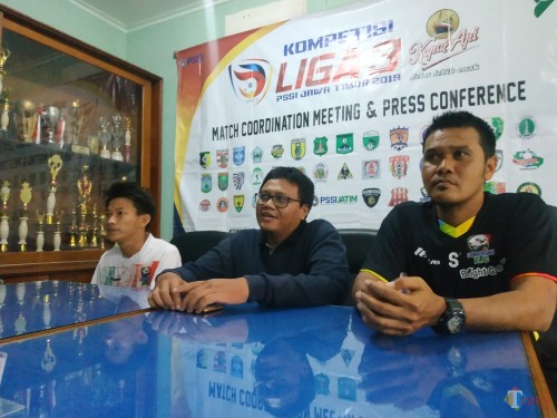 Pelatih Sumbersari FC, Saiful Imron (paling kanan) bersama Luxy Ariawan (paling kiri) saat sesi konferensi pers usai pertandingan (Hendra Saputra)