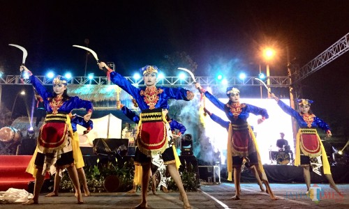 Salah satu tarian yang mewrnai Candra Peni Rangga di Balai Kota Among Tani, Senin (26/8/2019) malam. (Foto: Irsya Richa/MalangTIMES)
