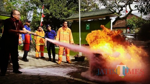 Ketua Pengadilan Agama Trenggalek saat mempraktikkan pemadaman api