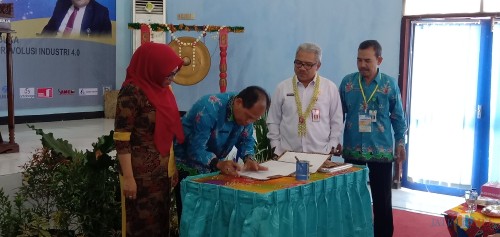 Tandatangan Kontrak, Kepala UPT BLK Situbondo (baju batik biru) bersama Kepala Dinas Tenaga Kerja Provinsi Jawa Timur (baju putih) (Foto: Sony Harono/SitubondoTIMES)