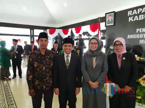 Oktafyani (paling kanan berkerudung pink) usai pelantikan beberapa waktu lalu (Foto : Media Sosial / Jatim TIMES)