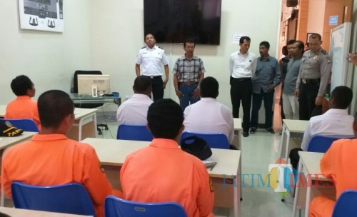 Anggota Polres Banyuwangi bertemu dengan siswa-siswi asal Papua