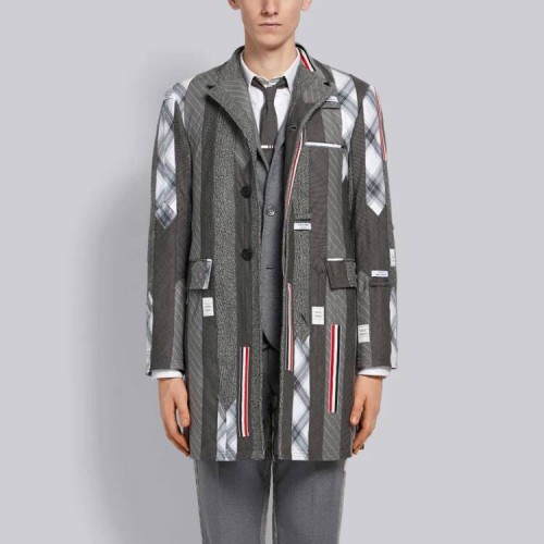 Coat yang dikenakan oleh model. (Foto: istimewa)