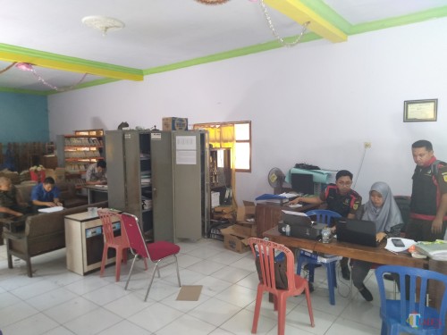 Suasana penggeledahan tim penyidik dari Kejaksaan Negeri Jombang ke kantor Desa Dukuhmojo, Kecamatan Mojoagung, Kabupaten Jombang. (Foto : Adi Rosul / JombangTIMES)