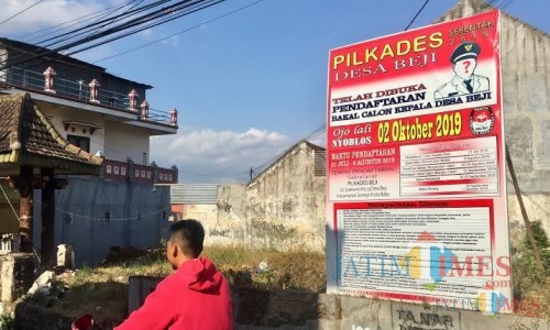 Jadwal tahapan pilkades yang terpasang di Desa Beji. (Foto: Irsya Richa/MalangTIMES)