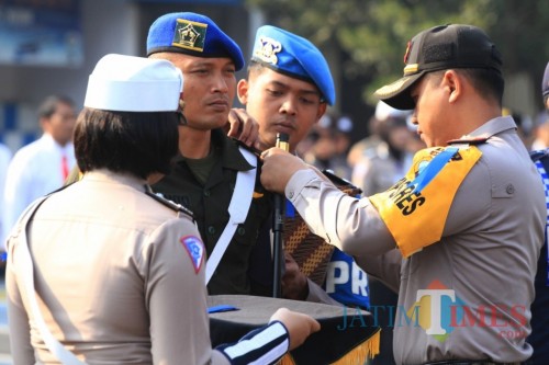 Kapolres Kediri AKBP Roni Faisal S.I.K ketika melakukan pengecekan pasukan.(Foto: Ist)