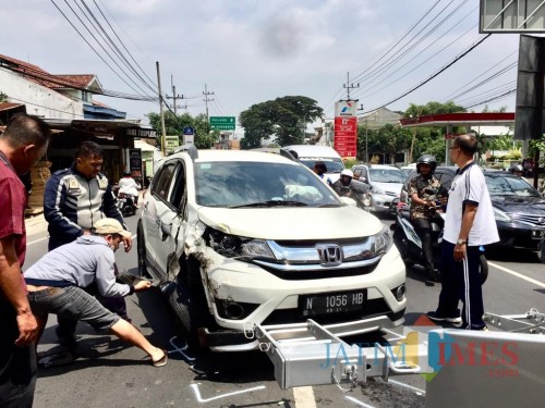 Kondisi mobil honda BRV saat dievakuasi di Ir Soekarno, Kelurahan Dadaprejo, Kecamatan Junrejo, beberapa saat lalu. (Foto: Irsya Richa/MalangTIMES)