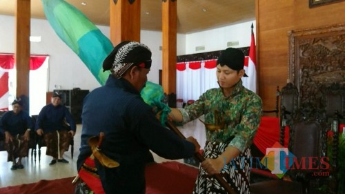 Penyerahan pusaka ke bupati Trenggalek.