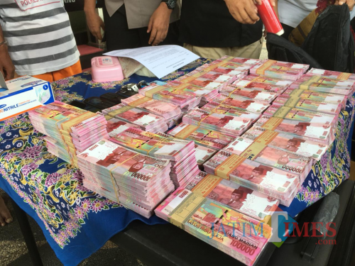 Uang hasil penggelapan yang dijadikan barang bukti oleh polisi. (Foto : Ashaq Lupito / MalangTIMES)