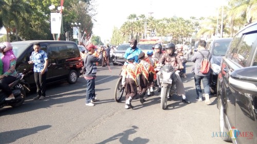Pocil (Polisi Cilik) binaan Satlantas Polres Jember saat dilibatkan untuk sosialisasi Operasi Patuh Semeru ke pengendara di Jember (foto:Moh. Ali Makrus/ JatimTIMES)