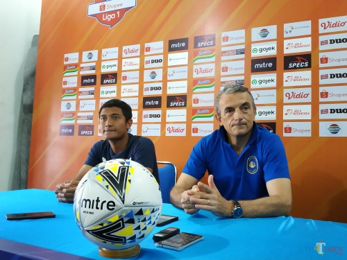 Milomir Seslija bersama Nasir dalam sesi konferensi pers sebelum menghadapi PSIS Semarang (Hendra Saputra)