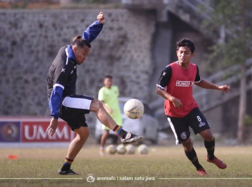 Nasir (kanan) saat berebut bola dengan Hamka Hamzah pada sesi latihan Arema FC. (official Arema FC)