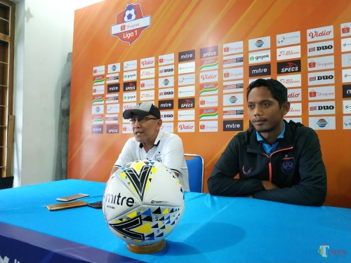 Bambang Nurdiansyah (kiri) bersama pemainnya Heru saat sesi konferensi pers sebelum menghadapi Arema FC (Hendra Saputra)