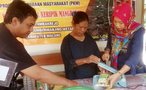 Program pelatihan mengelola keripik mangrove oleh dosen Unikama dalam program PKM. (Unikama for MalangTIMES)