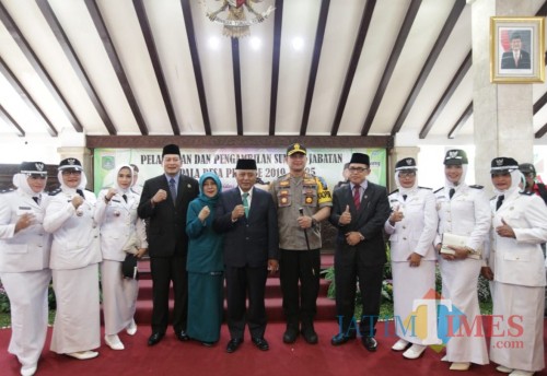 Plt Bupati Malang Sanusi (6 dari kiri) bersama Didik Gatot (DPRD) dan kapolres Malang serta para kades terpilih. (Nana)