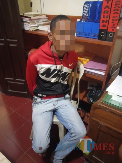 Suroso tersangka kasus penganiayaan terhadap adik kandungnya hingga meninggal dunia saat diamankan polisi (Foto : Polsek Donomulyo for MalangTIMES)