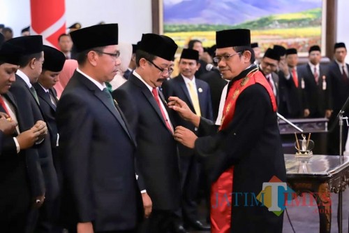 Wakil PN Kota Malang Judi Prasetyo saat memasangkan pin kepada ketua sementara DPRD Kota Batu Cahyo Edi Purnomo di gedung DPRD Kota Batu, Jumat (30/8/2019).