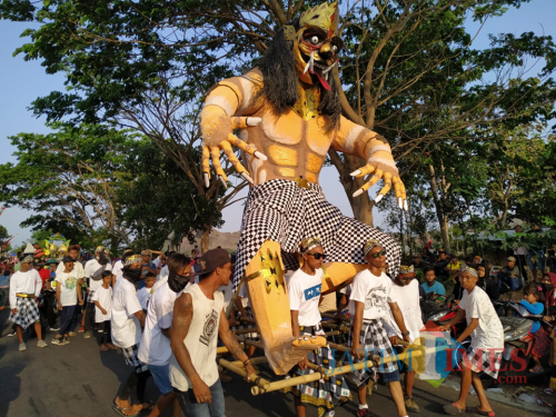 Salah satu makhluk aneh yang tampil di karnaval desa Junjung Kecamatan Sumbergempol / Foto : Anang Basso / Tulungagung TIMES
