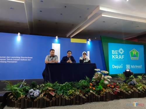 Wali Kota Malang Sutiaji (tengah) dalam acara Penyusunan dan Launching Standarisasi Kemampuan Teknis Industri Aplikasi dan Pengembangan Permainan Bekraf (Arifina Cahyanti Firdausi/MalangTIMES)