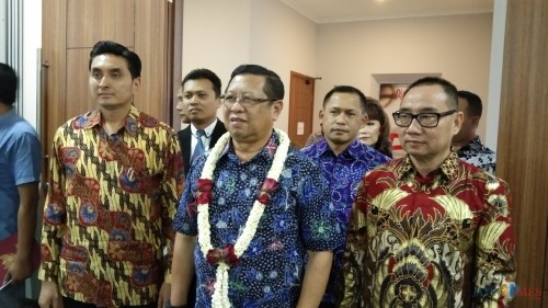 Bupati Tulungagng, Maryoto Birowo (berkalung bunga) (foto : Joko Pramono/JatimTimes)
