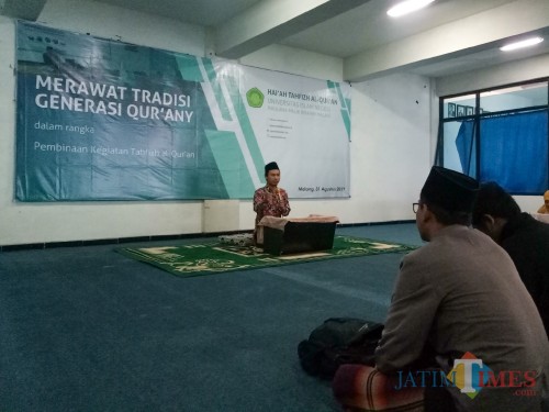 Ketua Program Sekolah Tahfizh, Awwaluddin Fithroh MPd di acara pembukaan Sekolah Tahfizh UIN Malang semester ganjil 2019/2020. (Foto: Imarotul Izzah/MalangTIMES)