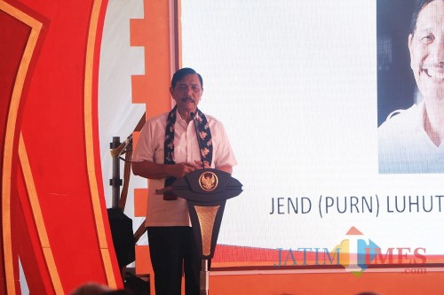 Menko Kemaritiman Luhut Binsar Pandjaitan saat memberikan sambutan dalam kunjungan kerja di Kediri. (eko Arif s /JatimTimes)