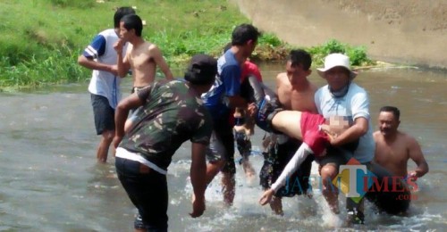 Tim saat melakukan evakuasi pada korban di DAM, Sabtu (31/8/2019). (Foto: istimewa)