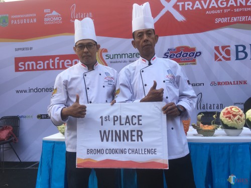 Tim DPC Malang Raya saat memasak dan memamerkan plakat penghargaan juara pertama lomba Bromo Cooking Challenge (Foto : Ashaq Lupito / MalangTIMES)