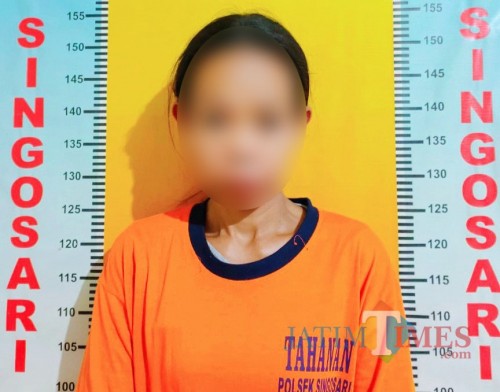 Tersangka Jumi’ati saat diringkus polisi karena kasus penipuan dan pencurian melalui sarana elektronik (Foto: Polsek Singosari for MalangTIMES)