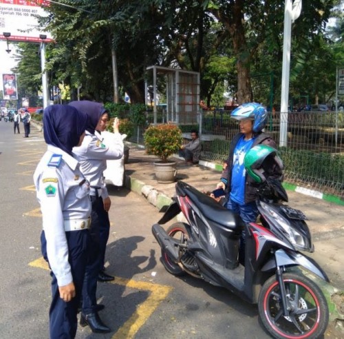 Petugas Dishub yang menertibkan parkir liar di kawasan Jalan Trunojoyo (Doc MalangTIMES)