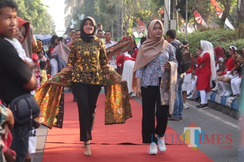 Sejumlah model atau peragawati saat memperagakan busana batik tulis Jombang di acara car free day di Jombang. (Foto : Adi Rosul / JombangTIMES)