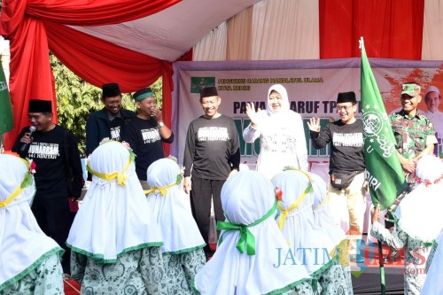 Wakil Walikota Kediri Lilik Muhibbah (tengah) memberangkatkan peserta pawai Taaruf. (Eko Arif S /JatimTIMES)