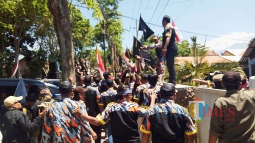 Aksi unjuk rasa massa LSM GMBI didepan kantor Dinsos Banyuwangi