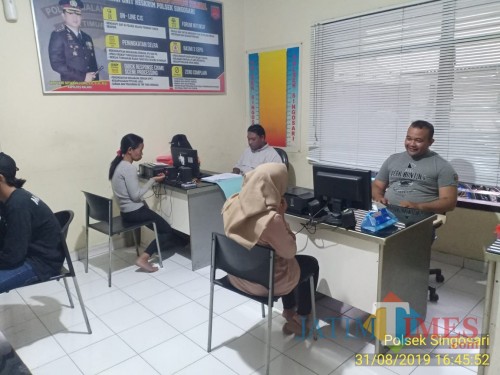 Tersangka Jumi’ati (kiri, rambut dikucir) saat menjalani penyidikan di Mapolsek Singosari (Foto : Polsek Singosari for MalangTIMES)