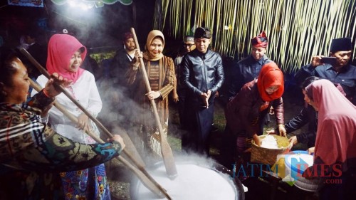 Wali Kota Batu saat mengaduk jenang di pelataran Candi Supo Songgoriti, Minggu (1/9/2019) malam.