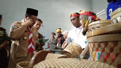 Bupati Tulungagung, maryoto Birowo (baju pramuka) saat melihat produk unggulan desa di Bursa Inovasi Desa (foto : Joko Pramono/Jatiim Times)