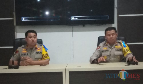 Kapolres Malang Kota AKBP Dony Alexander SIK MH (kiri) dan Kabag Ops Polres Malang Kota Kompol Sutantyo. (Anggara Sudiongko/MalangTIMES)