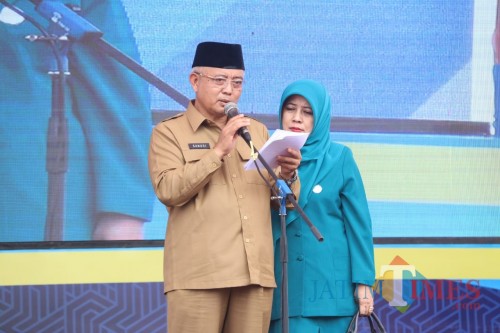 Plt Bupati Malang Sanusi besera istri Anis Zaida saat membuka acara Harganas ke-XXVI di Desa Bayem, Kecamatan Kasembon (Humas Pemkab Malang for MalangTIMES)