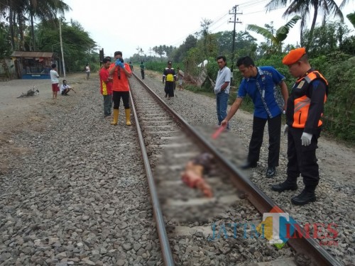 Salah satu potongan tubuh Sumirah sesaat sebelum di vakuasi (Foto : Dokpol / TulungagungTIMES)