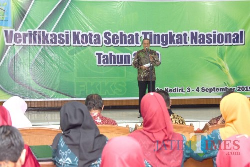 Sekda Kota Kediri Budwi Sunu saat memberikan sambutan. (eko Arif s /JatimTimes)