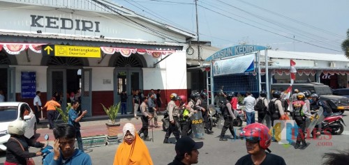 Suasana stasiun besar Kota saat pemulangan suporter PSIM di jaga ketat oleh petugas kepolisian. (eko Arif s /JatimTimes)