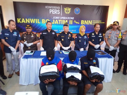 Tiga pelaku yang diduga penerima paket ganja berhasil diciduk dengan paket ganja total 7 kg (Anggara Sudiongko/ MalangTIMES)