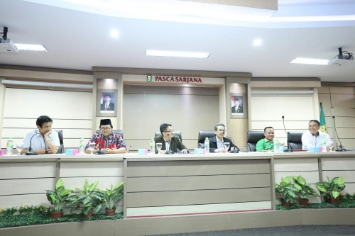 Abdul Aziz melakukan konferensi press didampingi oleh Direktur dan Wakil Direktur Pascasarjana dan Promotor. (Foto: Humas UIN Sunan Kalijaga Yogyakarta)